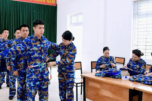 'Khâu áo chiến sĩ' – Phụ nữ Vùng 1 Hải quân đồng hành cùng chiến sĩ mới