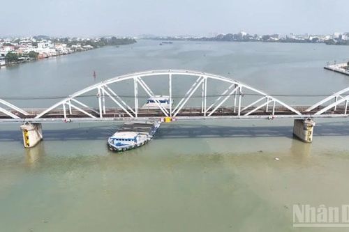 Xử lý nghiêm vi phạm, hạn chế phương tiện thủy qua nhịp số 2 cầu Ghềnh
