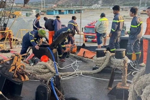 Khánh Hòa: 3 người tử vong khi mắc kẹt dưới hầm tàu