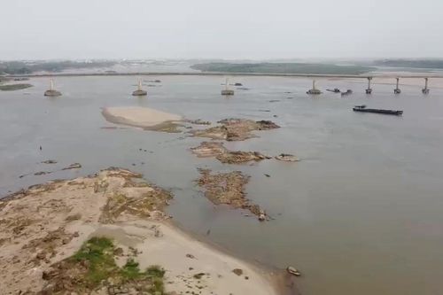 Sông Hồng trơ đáy, tàu thuyền di chuyển khó khăn