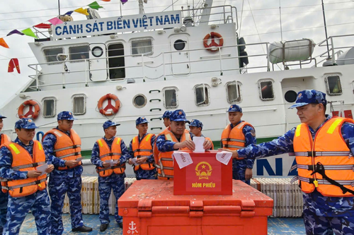 Cùng ngư dân hoàn thành quyền cử tri trên biển