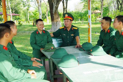 Người chính ủy gần gũi chiến sĩ