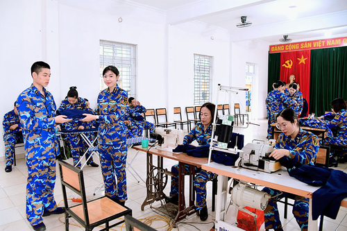 Phụ nữ Vùng 1 Hải quân đồng hành cùng chiến sĩ mới