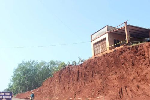 Đồng Nai: Ban Quản lý dự án xin lỗi sau vụ nhà dân cheo leo do thi công đường