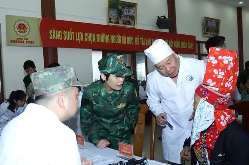 Lực lượng quân y khám, chữa bệnh cho nhân dân biên giới hai nước Việt Nam - Trung Quốc