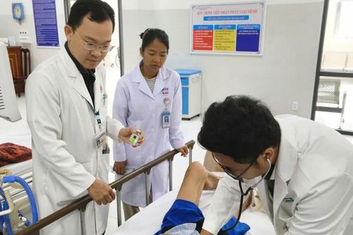 Truyền thuốc trên trực thăng, cứu du khách đột quỵ ở Côn Đảo
