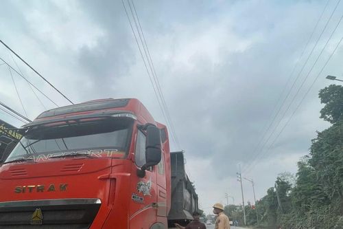 CSGT Hà Nội tăng cường xử lý xe quá tải trên tỉnh lộ 414