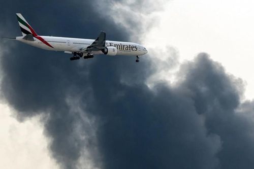 UAE mở lại không phận sau một ngày đóng cửa hoàn toàn