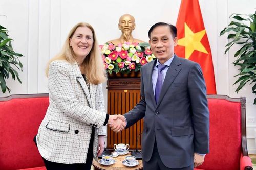 Ủy viên Bộ Chính trị, Bộ trưởng Ngoại giao Lê Hoài Trung tiếp Quốc Vụ khanh Bộ Kinh tế, Giáo dục và Nghiên cứu Thụy Sỹ