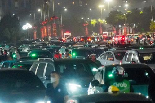 Biển người rời đi, Mỹ Đình tắc nghẽn lúc nửa đêm