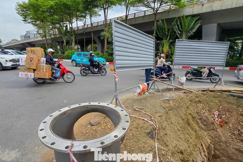 Đào đường, dựng rào chắn thi công cống ngầm khẩn cấp lưu vực Tô Lịch - Tả Nhuệ