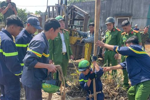CLIP: Nghẹt thở giải cứu bé trai rơi xuống giếng sâu hun hút ở Đắk Lắk
