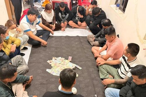 'Con bạc' chạy tán loạn khi lực lượng chức năng đột kích lúc nửa đêm