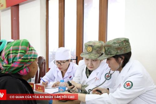 Khám, cấp thuốc miễn phí cho người dân Hoành Mô