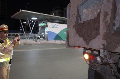 Xuyên đêm xử lý ô tô tải làm rơi vãi bùn đất xuống đường ở Hà Nội