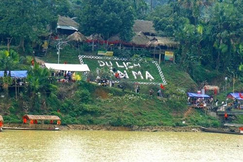 Du khách đến ngôi làng người Thái bên sông Chu hái rau rừng, bắt cá dưới suối