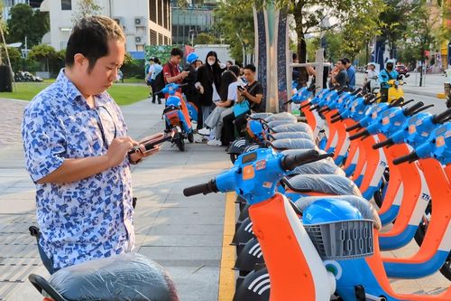 Người dân TPHCM thích thú trải nghiệm xe đạp điện công cộng miễn phí