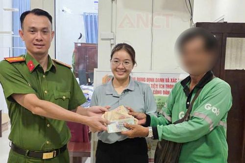 Công an trích xuất camera, tìm lại 131 triệu đồng cho cô gái đánh rơi trên đường