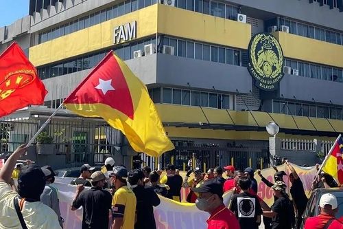 Bóng đá Malaysia hỗn loạn, CĐV la ó trước trụ sở FAM