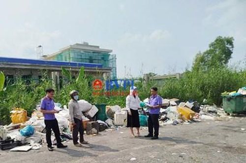 Từ phản ánh của người dân, Viện kiểm sát kiểm tra điểm tập kết rác gây ô nhiễm môi trường
