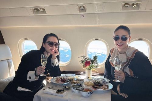 Ca sĩ Hồng Nhung đón sinh nhật tuổi 56 trên chuyên cơ tại châu Âu
