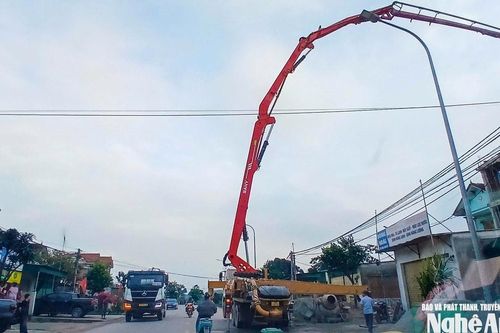Xe trộn bê tông chắn ngang lòng đường gây mất an toàn giao thông