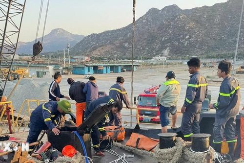 Khánh Hòa: Ngạt khí trong hầm tàu hàng khiến 2 người thiệt mạng