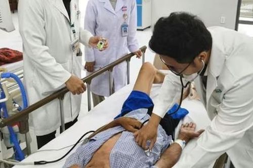 Đang đi du lịch bỗng đột quỵ, người đàn ông chi 300 triệu đồng gọi trực thăng cấp cứu vào bờ