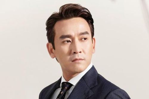 'Ông chú' nổi tiếng showbiz lên tiếng về hình ảnh nhập viện cấp cứu