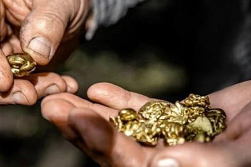 Sốc với cách 'đãi vàng' với chi phí cực rẻ từ đống đồ điện tử cũ kĩ