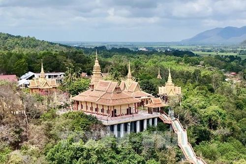 Lạc bước giữa sắc màu chùa Tà Pạ ở Bảy Núi
