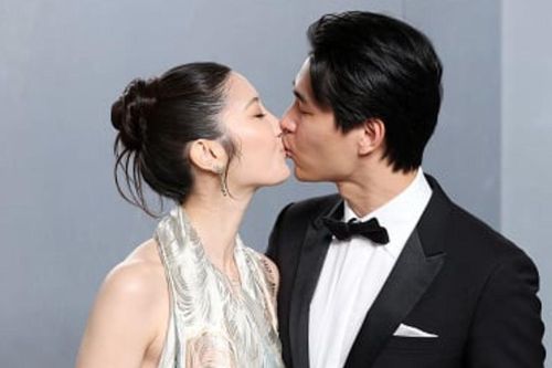 Nữ ca sĩ hát bản hit Golden khoe nhẫn đính hôn sau khi nhận giải thưởng tại Oscar