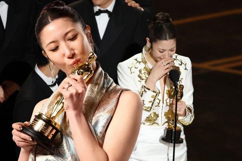 'Golden': Từ bản demo thu vội trên taxi đến ca khúc viết nên lịch sử Kpop