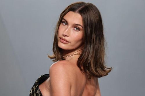 Hailey Bieber khoe tóc bob gợi cảm tại Oscar 2026