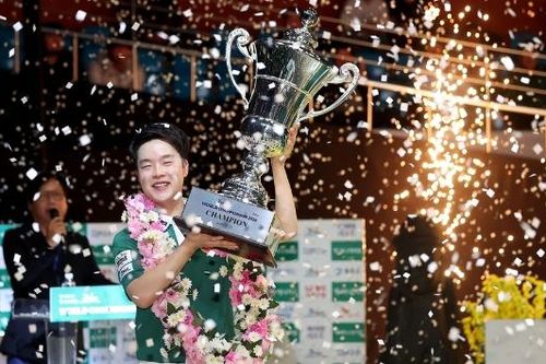 Thần đồng 18 tuổi lập kỷ lục vô địch billiards trẻ nhất
