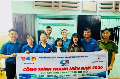 Tuổi trẻ góp sức sửa chữa nhà cho người khó khăn