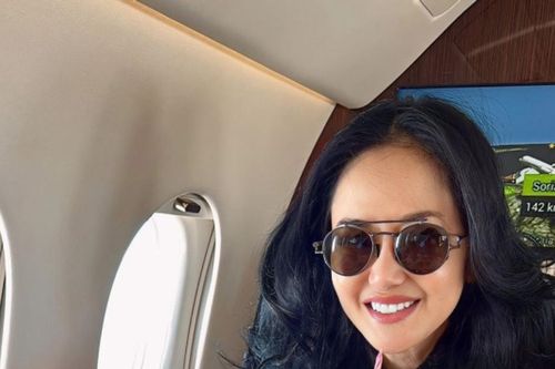 Ca sĩ Hồng Nhung đón sinh nhật tuổi 56 trên chuyên cơ sang trọng trong chuyến đi châu Âu