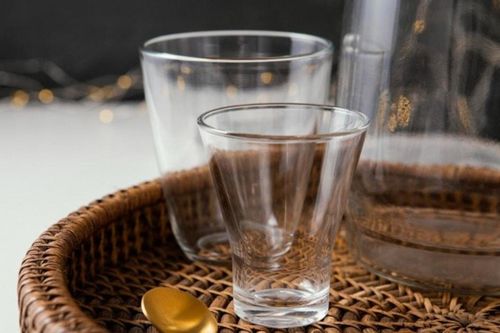 Lưu ý khi dùng cốc thủy tinh trong khách sạn: Những rủi ro sức khỏe du khách cần biết