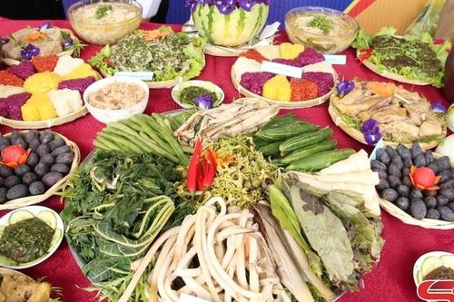 Trắng trời hoa ban, nồng nàn vị măng đắng