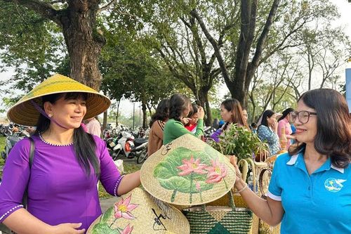 Thu nhập ổn định từ nghề làm nón lá cỏ bàng