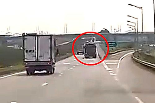 Tài xế liều lĩnh lùi xe ben trên cao tốc Hà Nội - Thái Nguyên