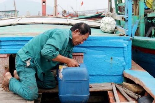 Ngư dân Hà Tĩnh kiên trì bám biển, tiết giảm chi phí giữa áp lực nhiên liệu tăng cao