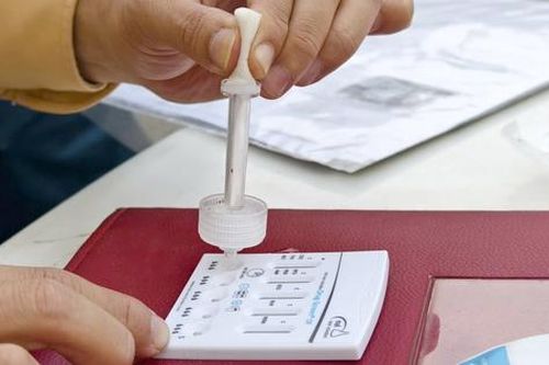 Cảnh sát Hà Nội test ma túy và nồng độ cồn tài xế, siết chặt an toàn xe đưa đón học sinh