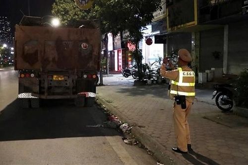 Xử phạt 79 xe tải chở hàng quá tải, làm rơi vãi bùn đất