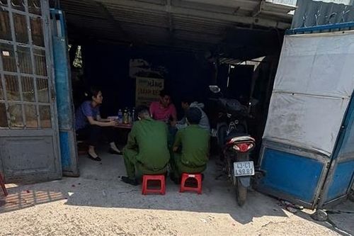 Nghi mâu thuẫn chế xăng đốt nhà, 4 người bị bỏng