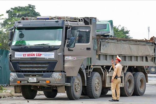 Khắc phục tình trạng rơi vãi bùn thải khi thi công Công viên 365