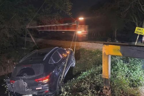 Tàu hỏa hất văng ô tô xuống mương nước ở Hà Nội