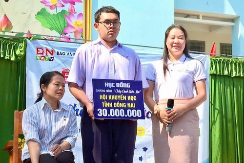 Hội Khuyến học tỉnh Đồng Nai phối hợp trao học bổng đặc biệt 'Chắp cánh ước mơ' lần thứ 128