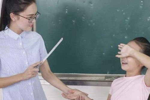 Con đi học về kêu đau vì bị cô phạt gõ đầu, đoạn tin nhắn của mẹ Việt khiến dân mạng tranh cãi