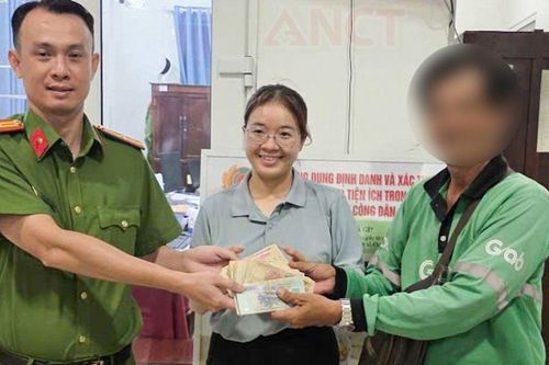 Cô gái vỡ òa niềm vui nhờ công an tìm lại được 131 triệu đồng đánh rơi trên đường